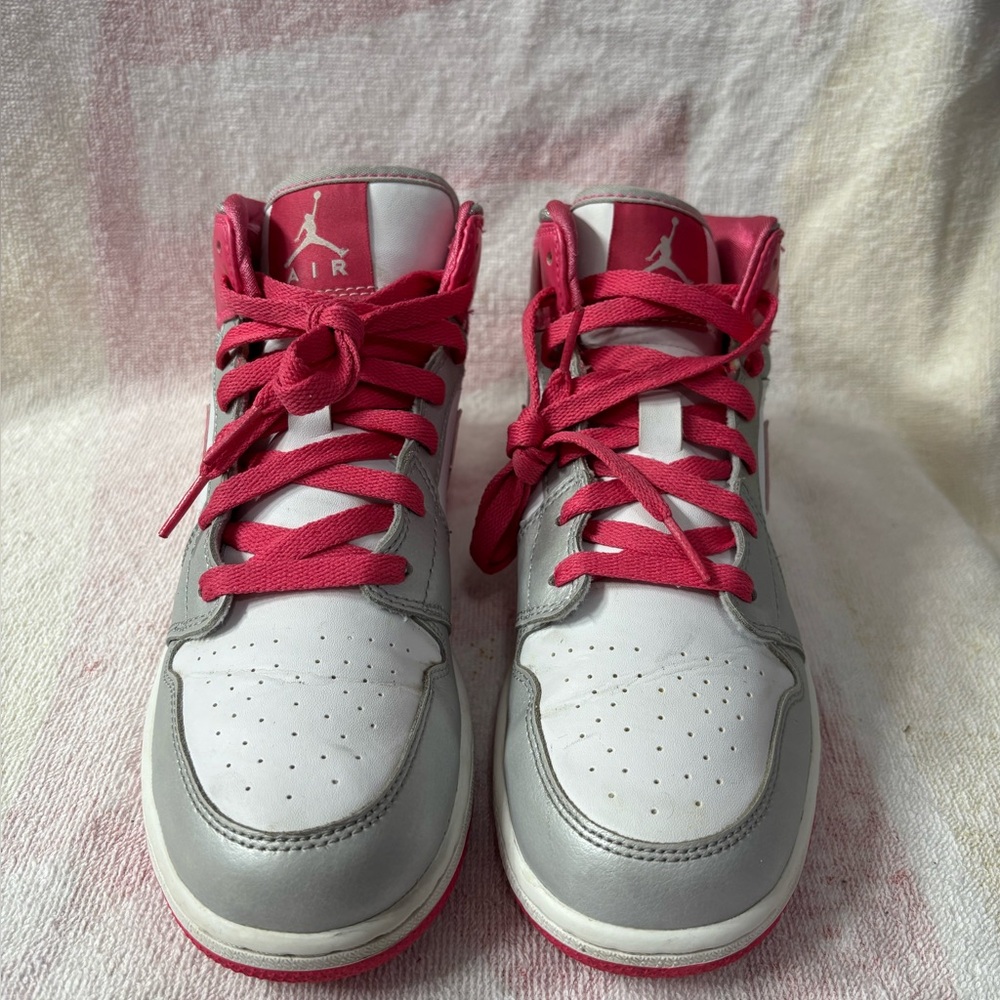 Jordan 1 Mid GS
Platinum Pink White Size 6 Youth /Womens Sz 7.5
